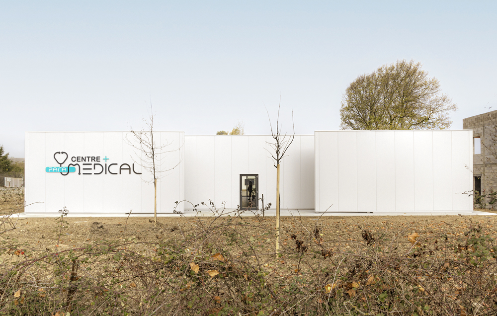 Photographie de la facade blanche du centre médical de Pibrac, inaugurationdu bâtiment tout neuf.