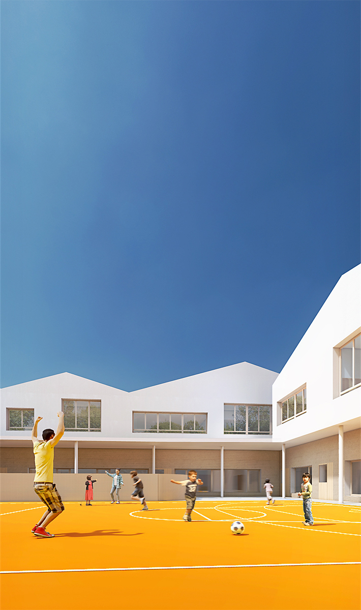 Perspective à l'intérieur de la cour de recréation, le terrain de sport jaune orangé fait ressortir les facades blanches avec le ciel bleu