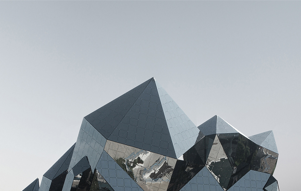 Photographie du haut d'un bâtiment miroir du Futuroscope