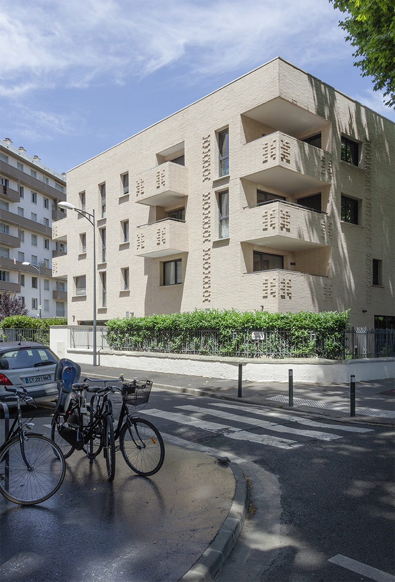 Photographie d'angle de rue du batiment Crampel à l'ombre des platanes