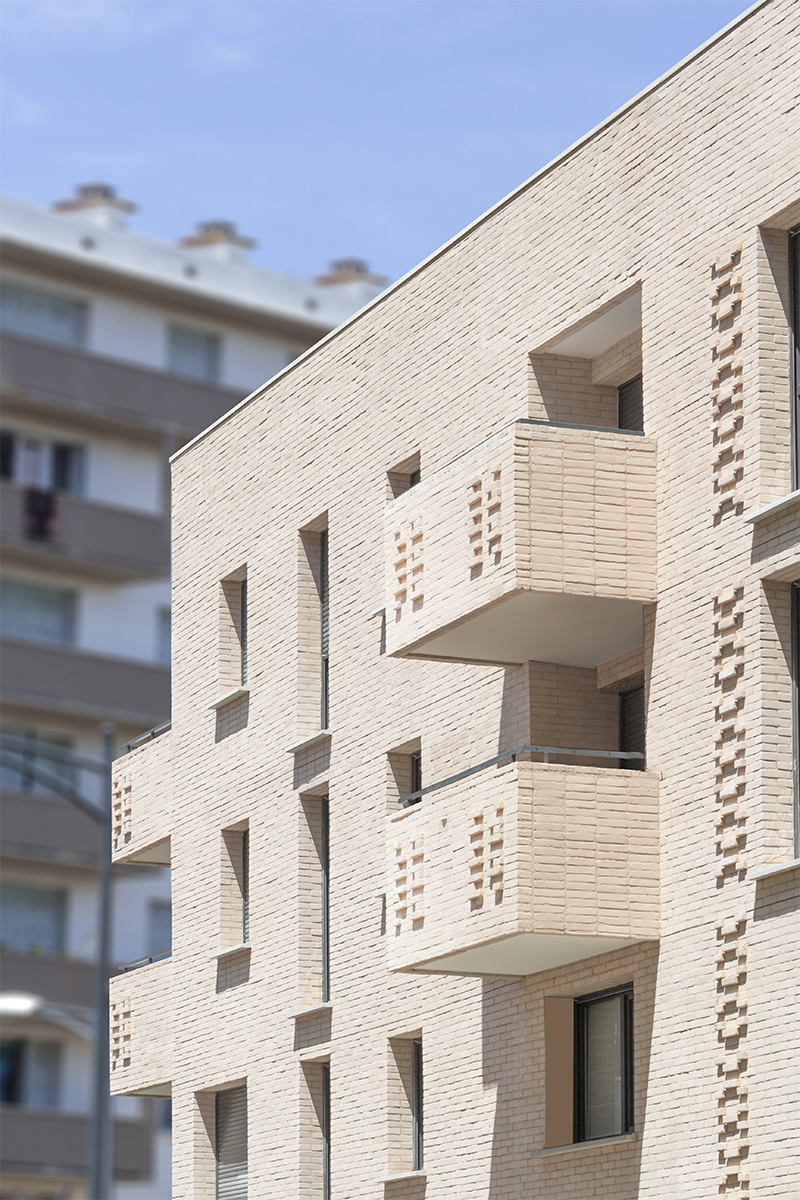 Photographie zommé de la façade et arrière plan flou