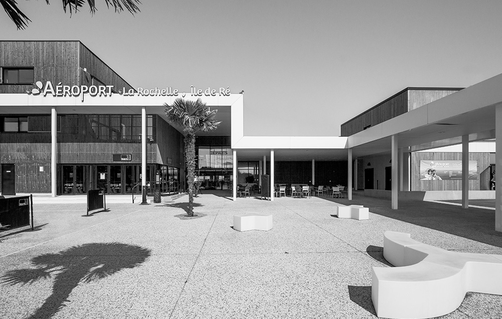 Photographie de l'extension de l'aéroport en noir et blanc