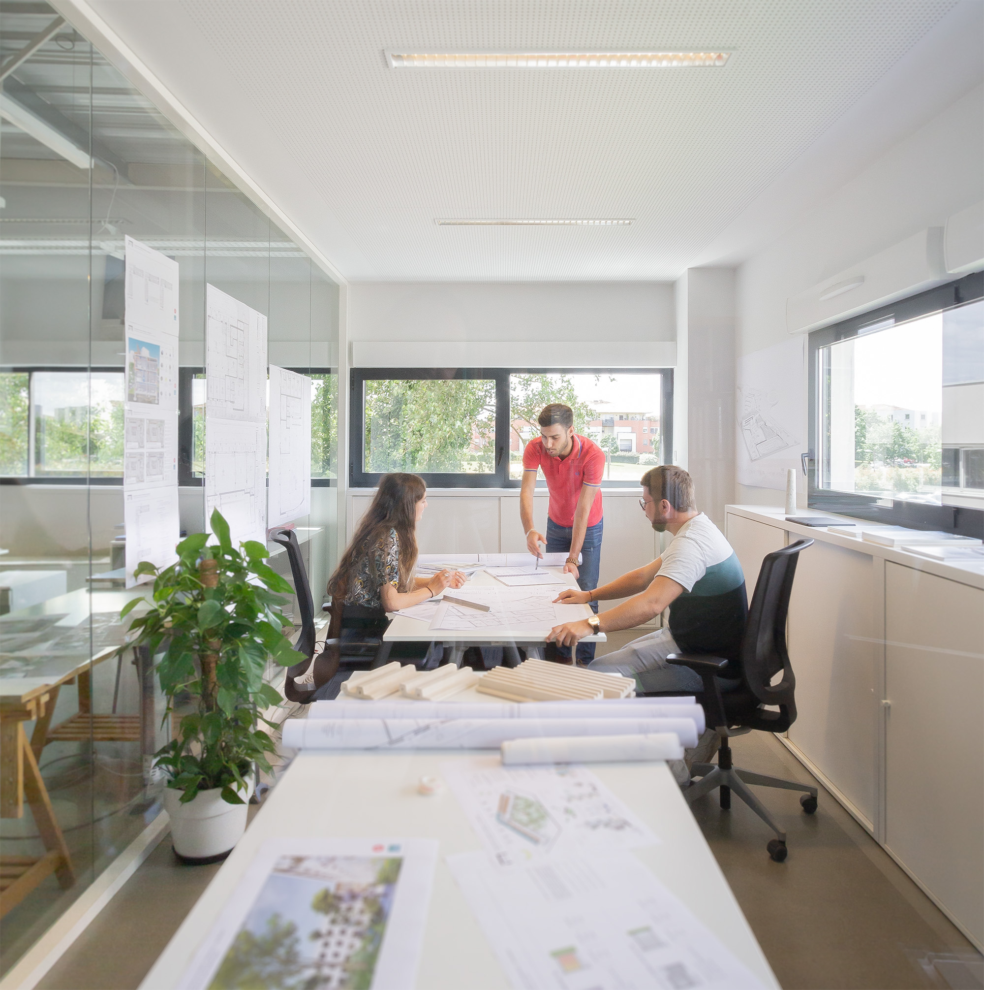 Photographie de 3 architectes REC dans un bureau à Toulouse Blagnac
