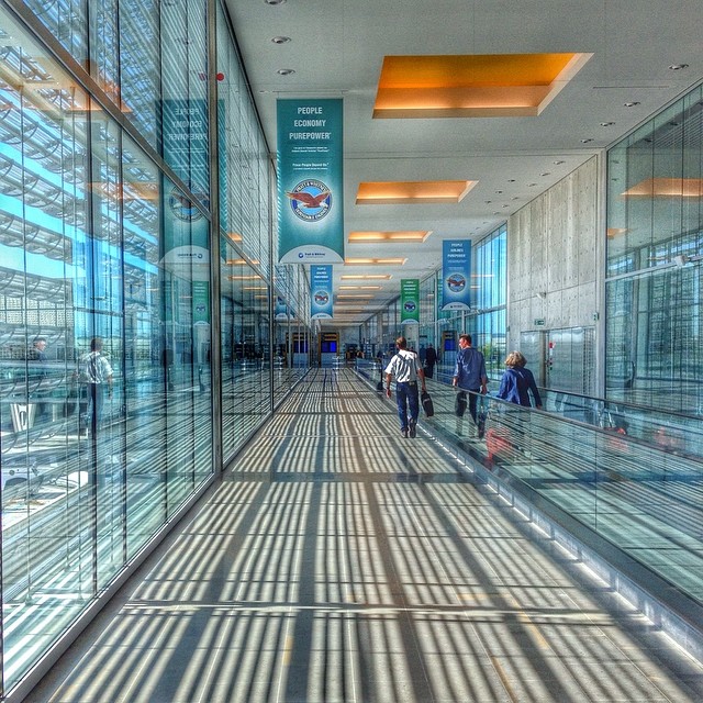 Photographie d'ambiance d'un couloir de l'aéroport de Toulouse