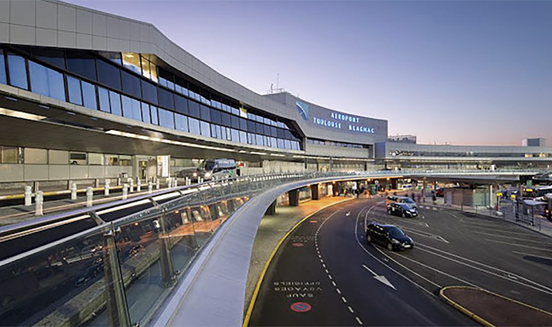 Photographie depuis l'aéroport de Toulouse à la tombé de la nuit, vue depuis le niveau 1 du dépose minute