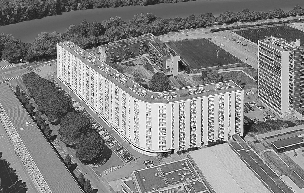 Image aérienne de l'immeuble banane d'Empalot car un peu en forme de L, ancien bâtiment de Toulouse qui suit un projet de rénovation
