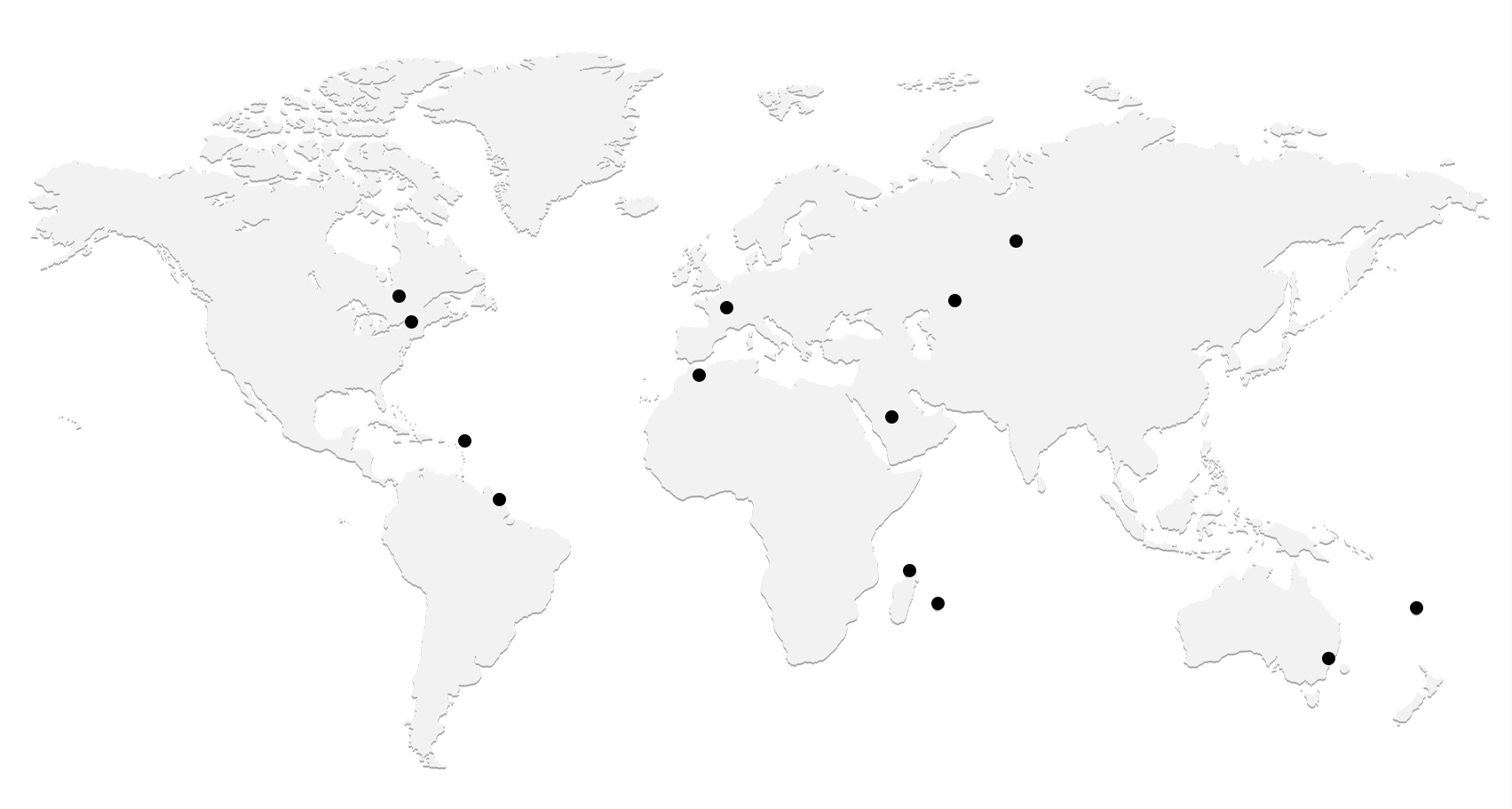 Infographie de la carte du monde en gris avec des points noirres qui montrent les endroits ou REC a travaillé